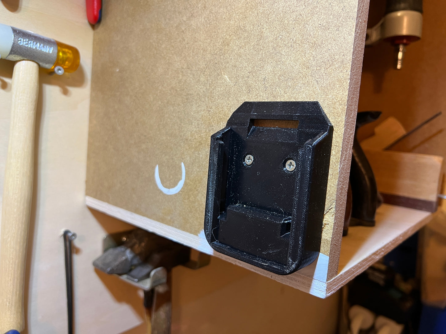 Wandhalterung für 18-V-Makita-Batterien