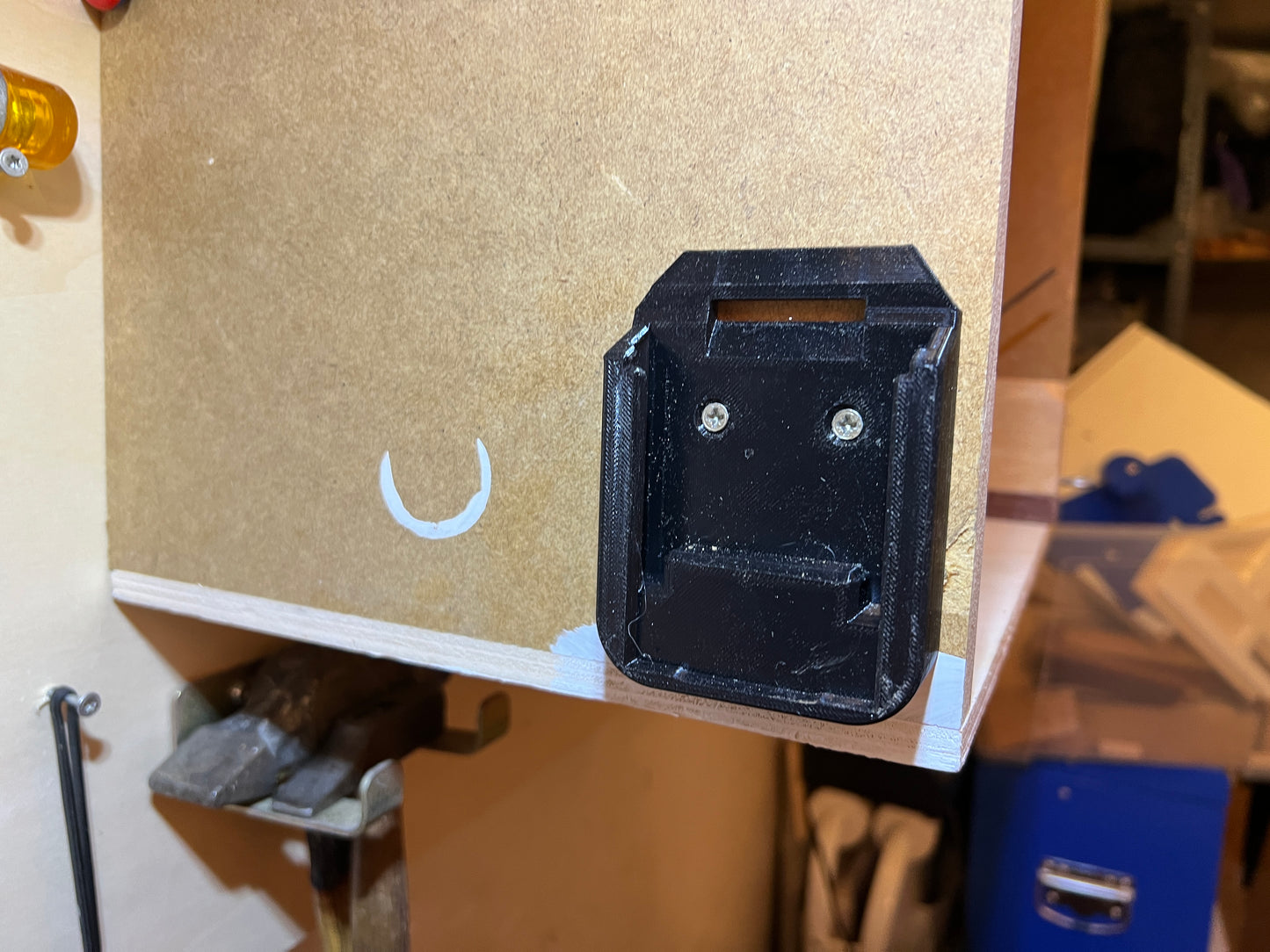 Wandhalterung für 18-V-Makita-Batterien