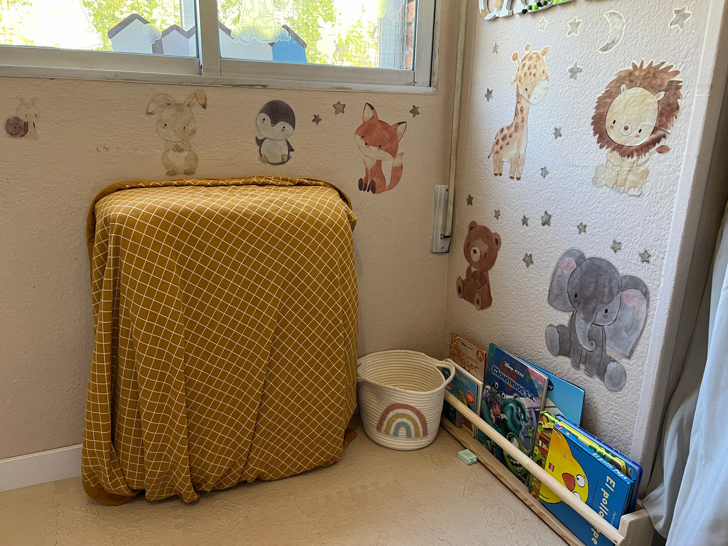 Maxi-Cosi Iora CribClamp und Kinderzimmer-Wanddekor-Paket