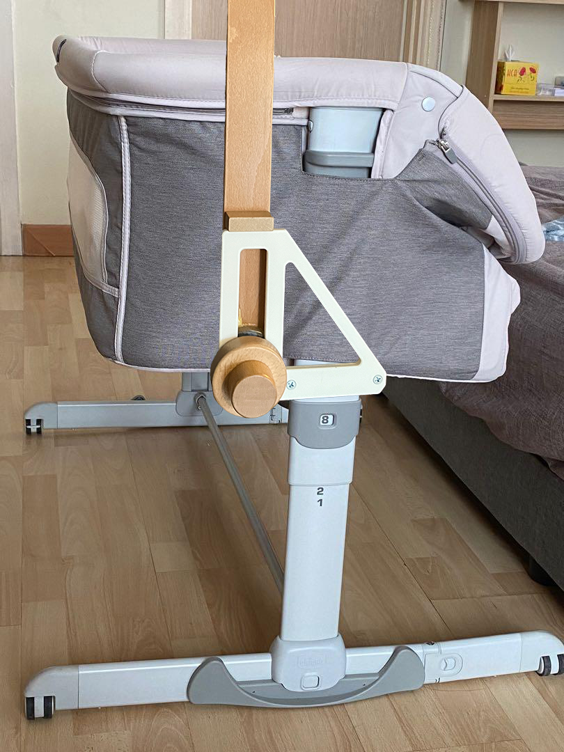 Adapter bracket used to attach the Little dutch musical mobile to the Chicco Next2Me co- sleeper