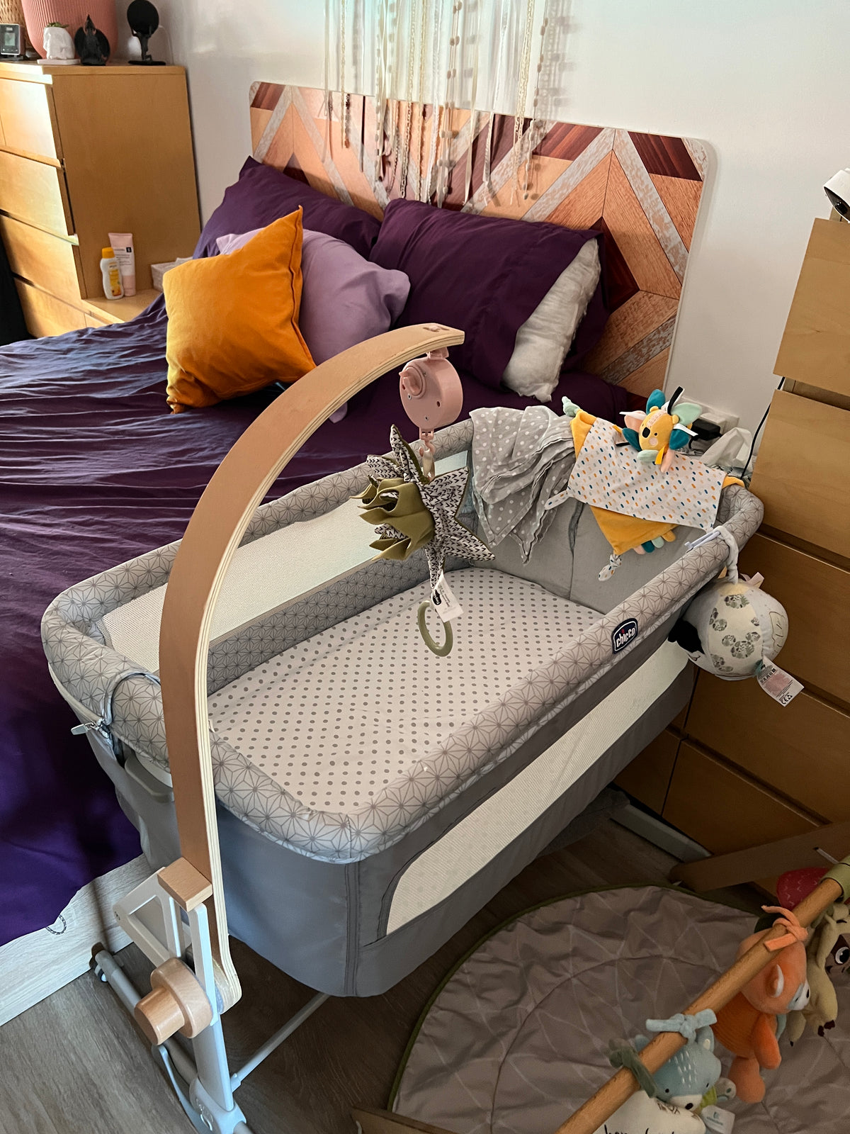 Chicco Next2Me Dream bedside crib with CribClamp mobile holder adapter, designed to attach a Little Dutch musical baby mobile.