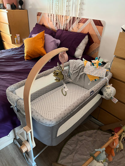 Chicco Next2Me Dream bedside crib with CribClamp mobile holder adapter, designed to attach a Little Dutch musical baby mobile.