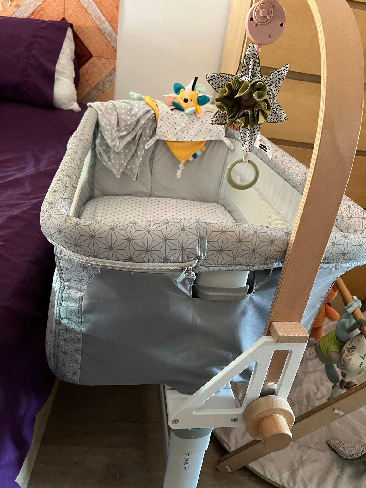 Close-up of the CribClamp baby mobile attachment bracket fitted to a Chicco Next2Me Dream co-sleeper with a Little Dutch wooden mobile arm.